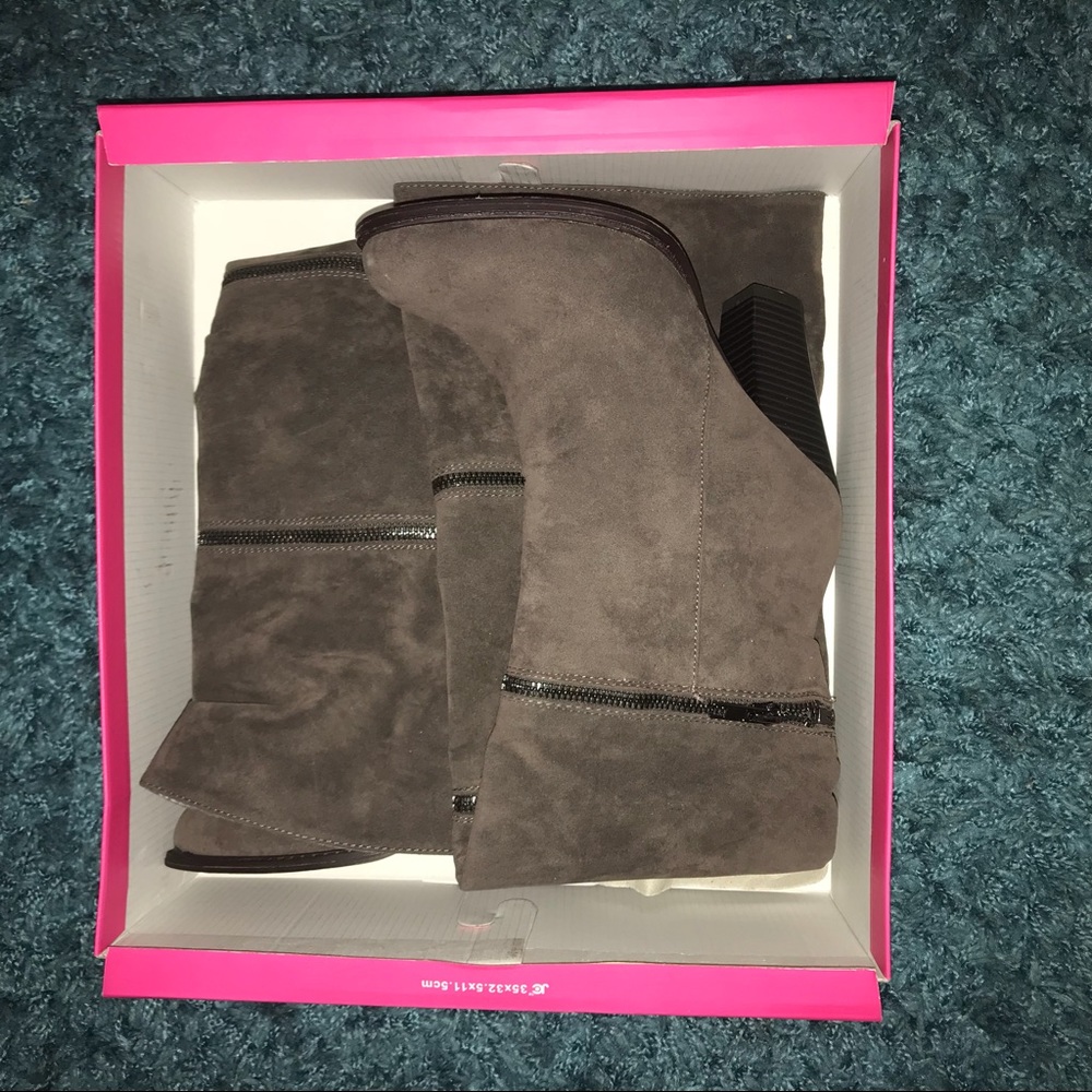 Boots - Picture 3 of 5